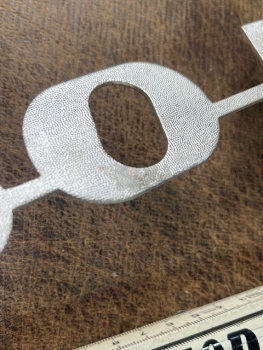 Schriftzug W50LA an der Vorderklappe / Kühlergrill beim IFA W50